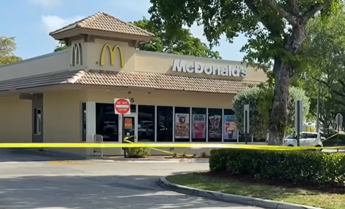 La investigación indicó que el tiroteo comenzó fuera de Hallandale Beach y terminó en el McDonald’s de 835 West Hallandale Beach Boulevard (CBS Miami)