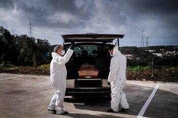 Trabajadores de una funeraria se