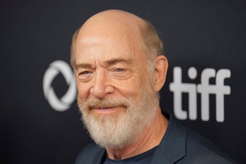 J.K. Simmons dijo en CBS Sunday Morning que construye sus personajes desde la observación, la disciplina y la experiencia personal (REUTERS/Mark Blinch)