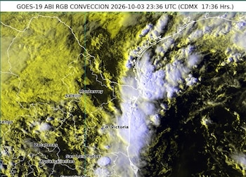 Mapa satelital con densas nubes sobre el noreste de México y nombres de ciudades como Monterrey, Saltillo y Ciudad Victoria