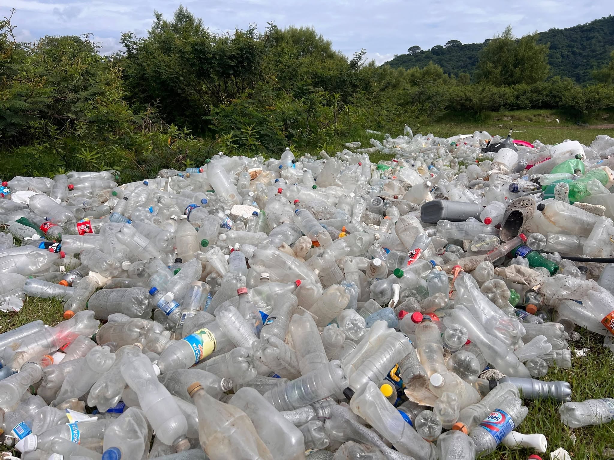 La basura en el Lago de Ilopango pone en riesgo el turismo, la pesca y la economía de familias que dependen de los servicios recreativos. (Cortesía: ProLago Ilopango)