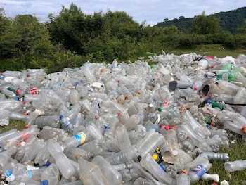 La basura en el Lago de Ilopango pone en riesgo el turismo, la pesca y la economía de familias que dependen de los servicios recreativos. (Cortesía: ProLago Ilopango)