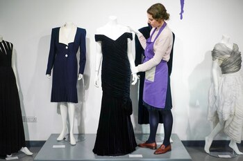 Uno de los elementos más recordados de esa noche fue el elegante vestido azul de terciopelo que Diana lució (REUTERS)