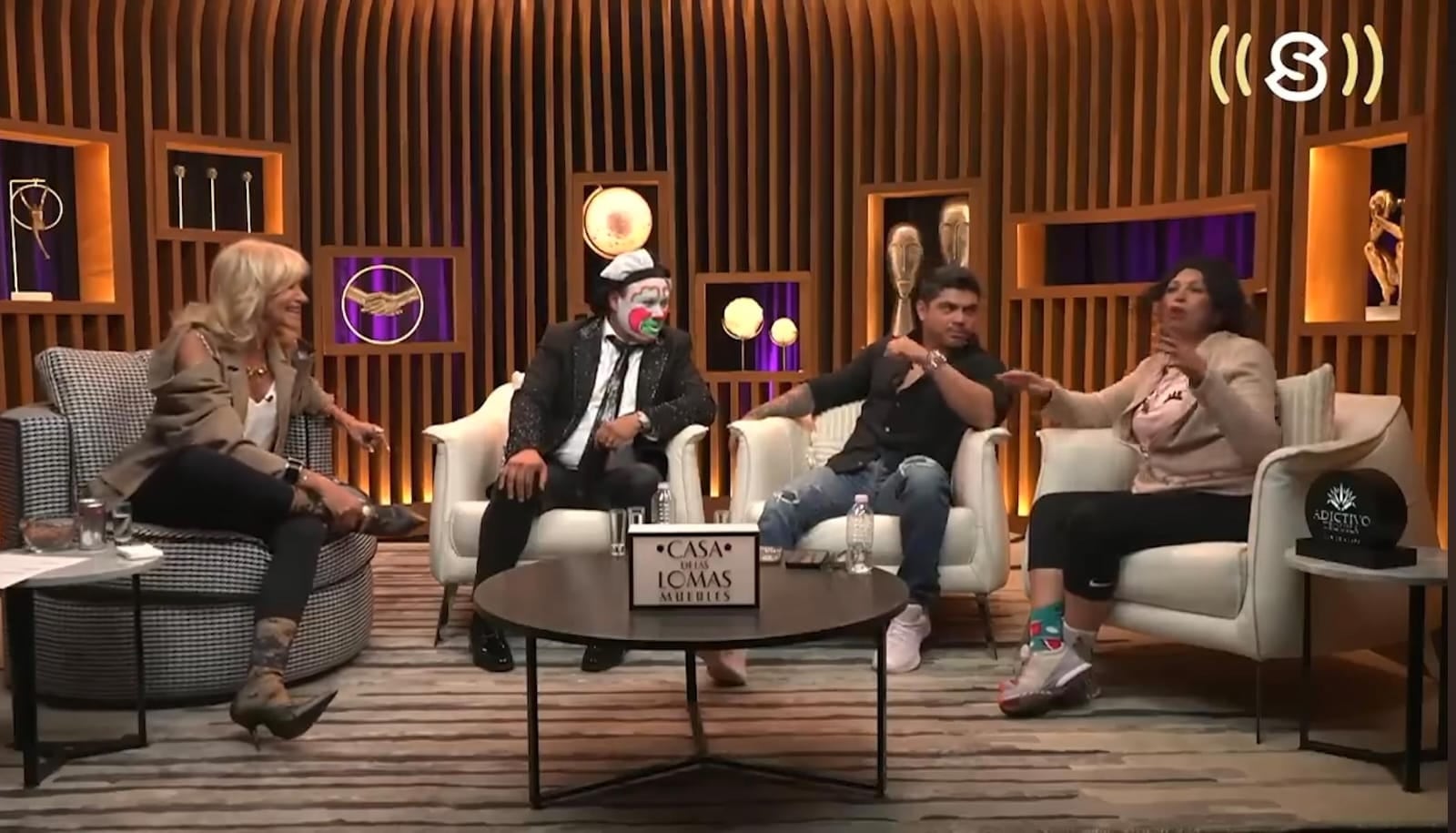 Brincos Dieras y La Chupitos contaron sus anécdotas dando shows a narcos con Adela Micha. (Capturas de pantalla)