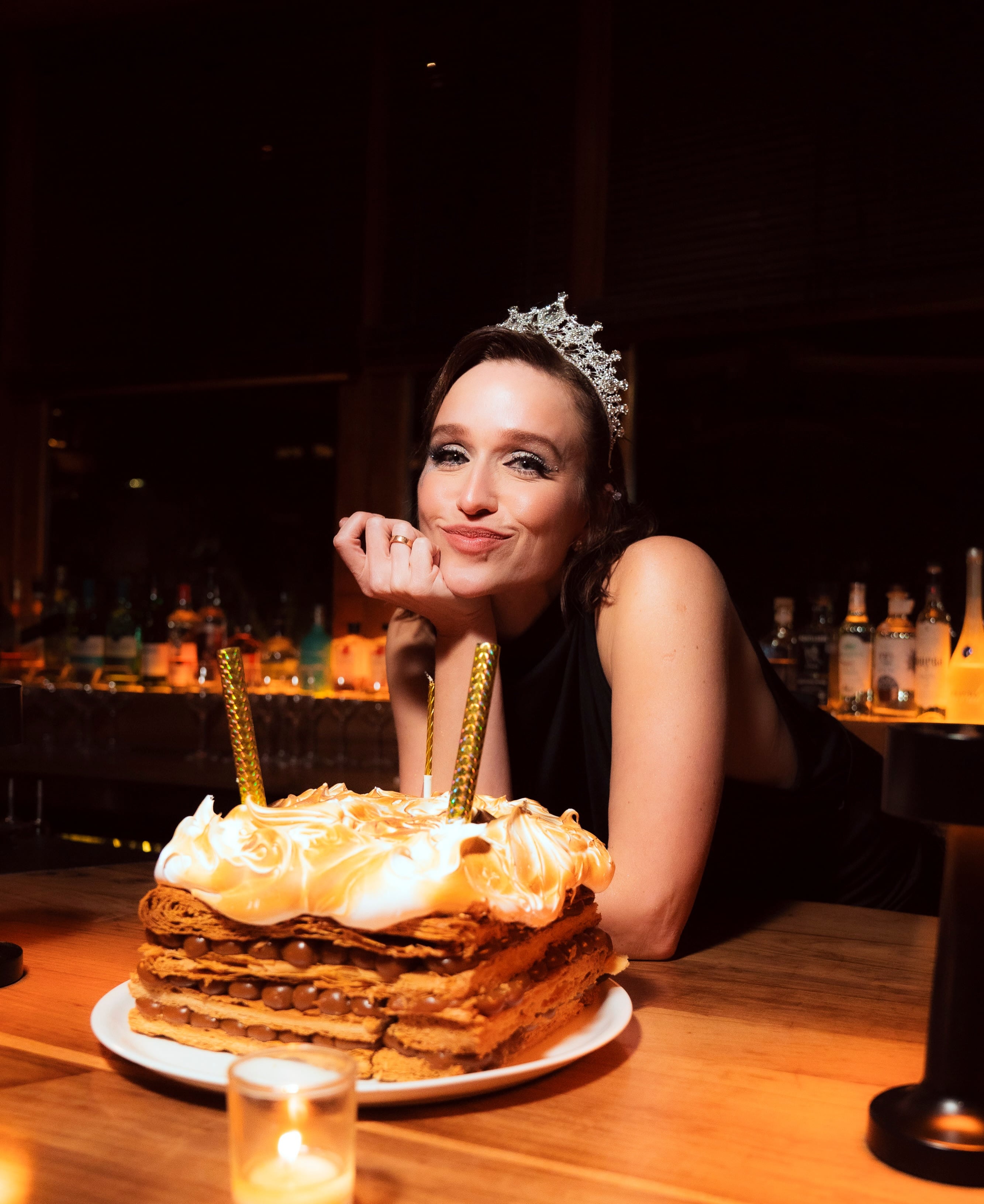 La cumpleañera posó con la torta de cumpleaños y se llevó todas las miradas con su look