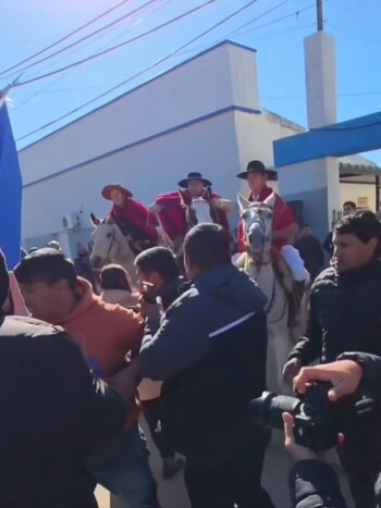 Formosa: insultos y rebencazos, en un ins贸lito cruce a caballo entre un senador nacional y un intendente - Image 2