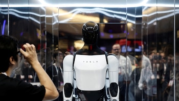Tesla ya fabrica cientos de Optimus a la semana, pero la IA se queda atrás