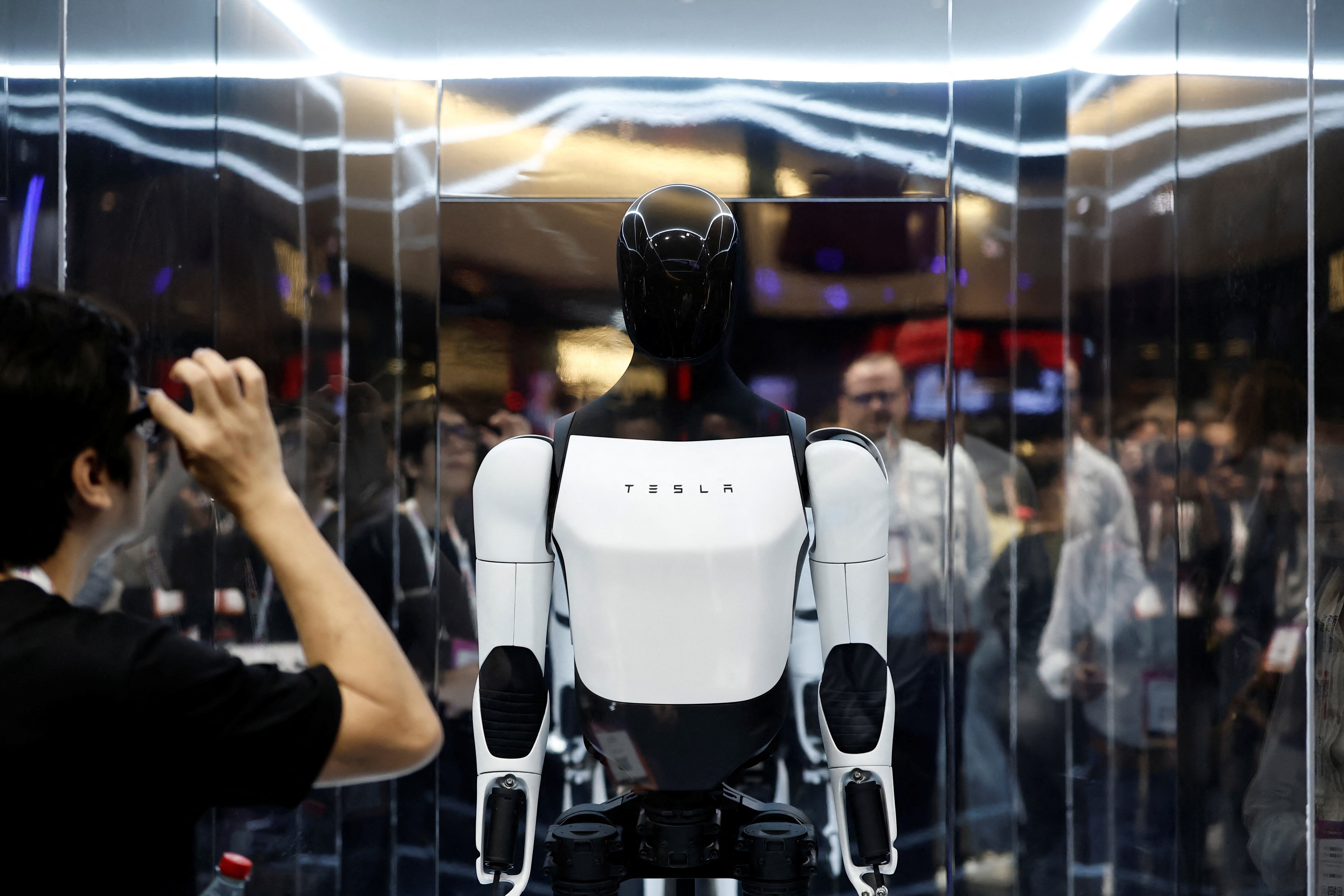 La inteligencia artificial generativa impulsa nuevas formas de interacción entre humanos y robots en el ámbito del cuidado. (Reuters)