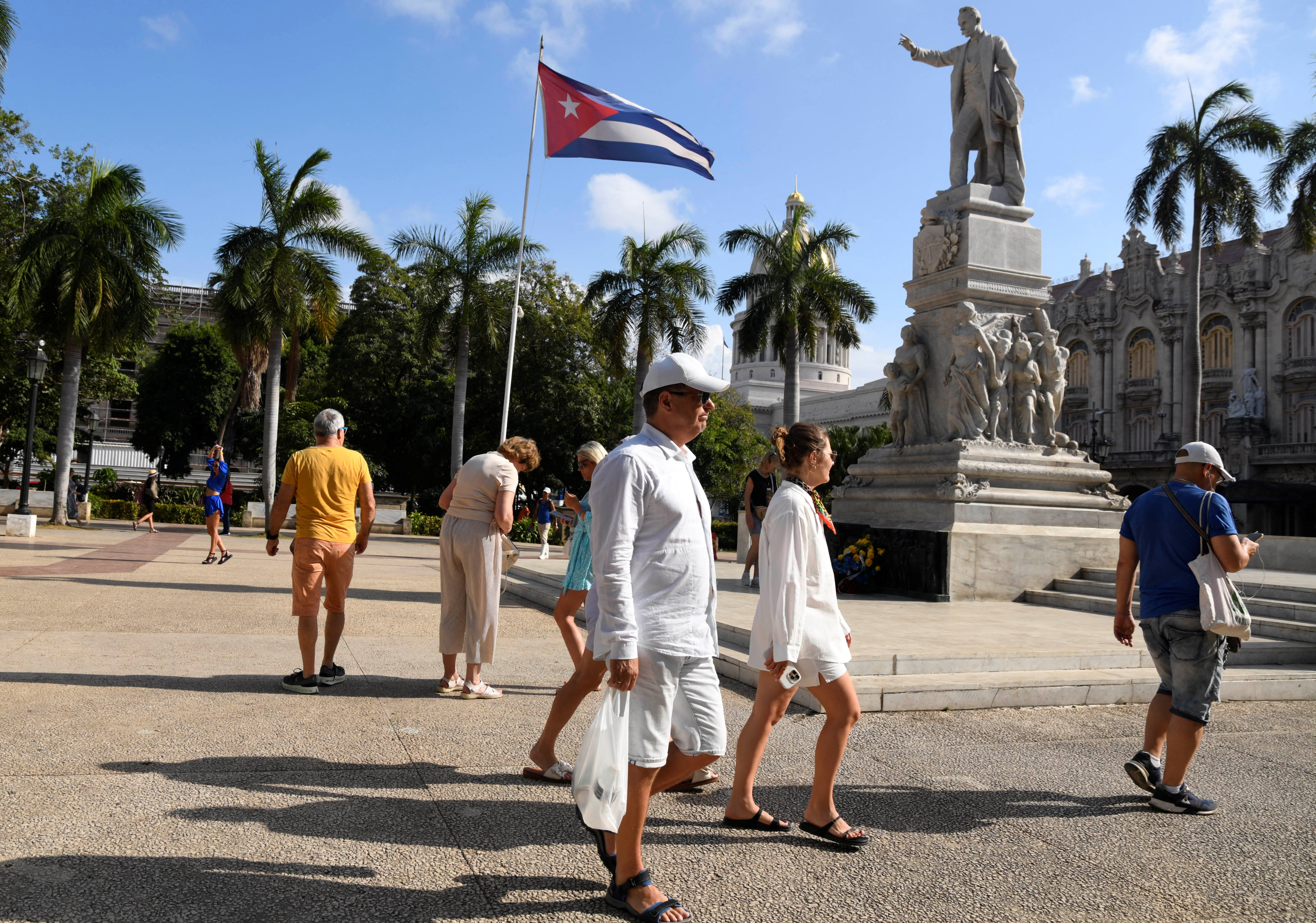 Turistas caminan por el centro de La Habana, Cuba, 30 de abril de 2025. REUTERS/Norlys Pérez