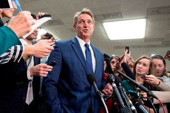 El ex senador republicano Jeff