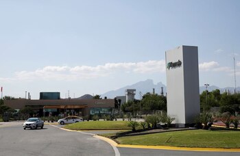 Imagen de archivo. Vista general de una planta de la empresa Nemak, que surte componentes de motores a compañías automotrices, ubicada en en el Municipio de García, en México. 25 de julio de 2019. REUTERS/Daniel Becerril