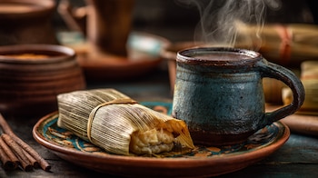 antojito matutino, frijoles refritos, piloncillo, café artesanal, canela aromática, cocina rural, alimento cotidiano, preparación hogareña, tradición culinaria, desayuno popular, comida caliente, herencia gastronómica, sabor casero, cocina mexicana antigua, bebida especiada - (Imagen Ilustrativa Infobae)