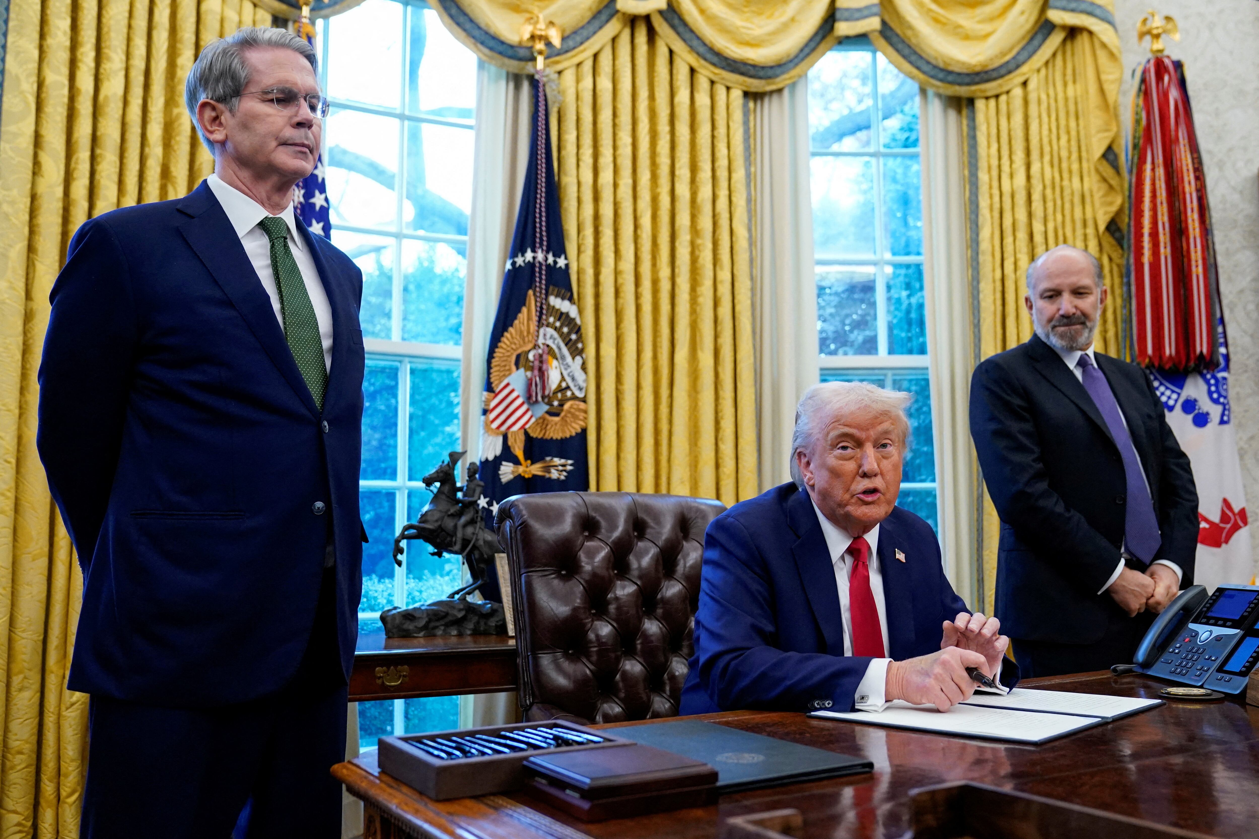 Scott Bessent, el secretario del Tesoro, parado a la derecha de Donald Trump. Del otro lado, Howard Lutnick, secretario de Comercio (Foto: Reuters)