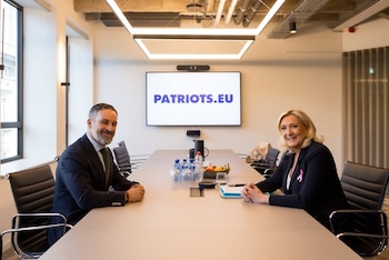 14/10/2026 El presidente de Vox, Santiago Abascal, y la líder de Agrupación Nacional, Marine Le Pen, durante su reunión a 14 de octubre de 2026 en Bruselas (Bélgica).
POLITICA
VOX