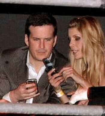 Miguel Bayly ampayado con Viviana