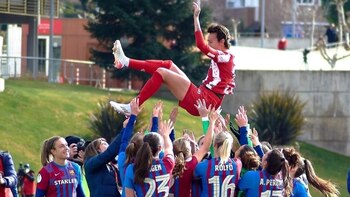 Las jugadoras del Barcelona mantean