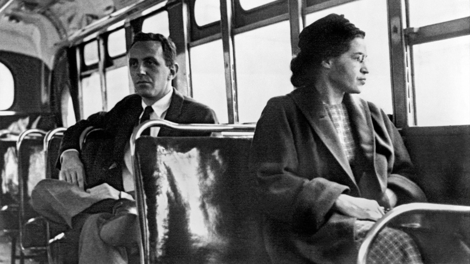 Rosa Parks viajando en un colectivo de la localidad de Montgomery, similar a aquel que abordaba el día que protestó por la segregación