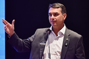 El senador y candidato a la Presidencia de Brasil por el Partido Liberal (PL), Flávio Bolsonaro, habla durante un encuentro del Grupo de Lideres Empresariales (LIDE) este jueves, en Río de Janeiro (Brasil). EFE/ André Coelho
