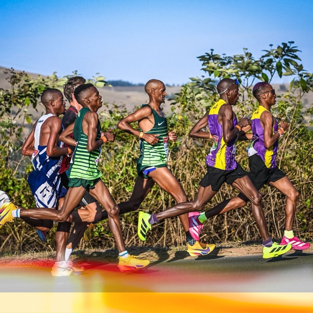 La ultramaratón de 86 kilómetros entre Durban y Pietermaritzburg ofreció un ambiente de fiesta con puestos de asistencia y aliento constante (Instagram: Comrades Marathon 2026)