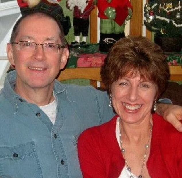 La madre del acusado declaró en el juicio: “Creo que grité. Estaba gritando afuera. Creo que llamé al 911”, después de hallar el cuerpo de su esposo. (Facebook: Justin Mohn)