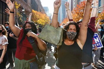 La gente se manifestó por