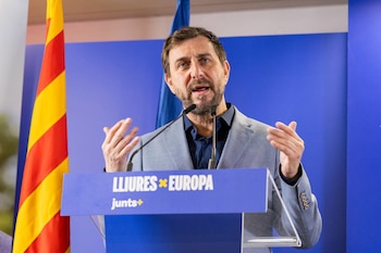 01/06/2024 La decisión del Supremo sobre la amnistía allana el regreso de Toni Comín para recoger el jueves su acta de eurodiputado.
La decisión del juez Pablo Llarena del Tribunal Supremo de confirmar la aplicación de la ley de amnistía al expresidente catalán Carles Puigdemont y su exconsejero Toni Comín, sobre los que tenía dictadas sendas órdenes de detención, allanará el regreso del segundo para recoger este jueves en Madrid su acta como eurodiputado de Junts.
POLITICA
JUNTS