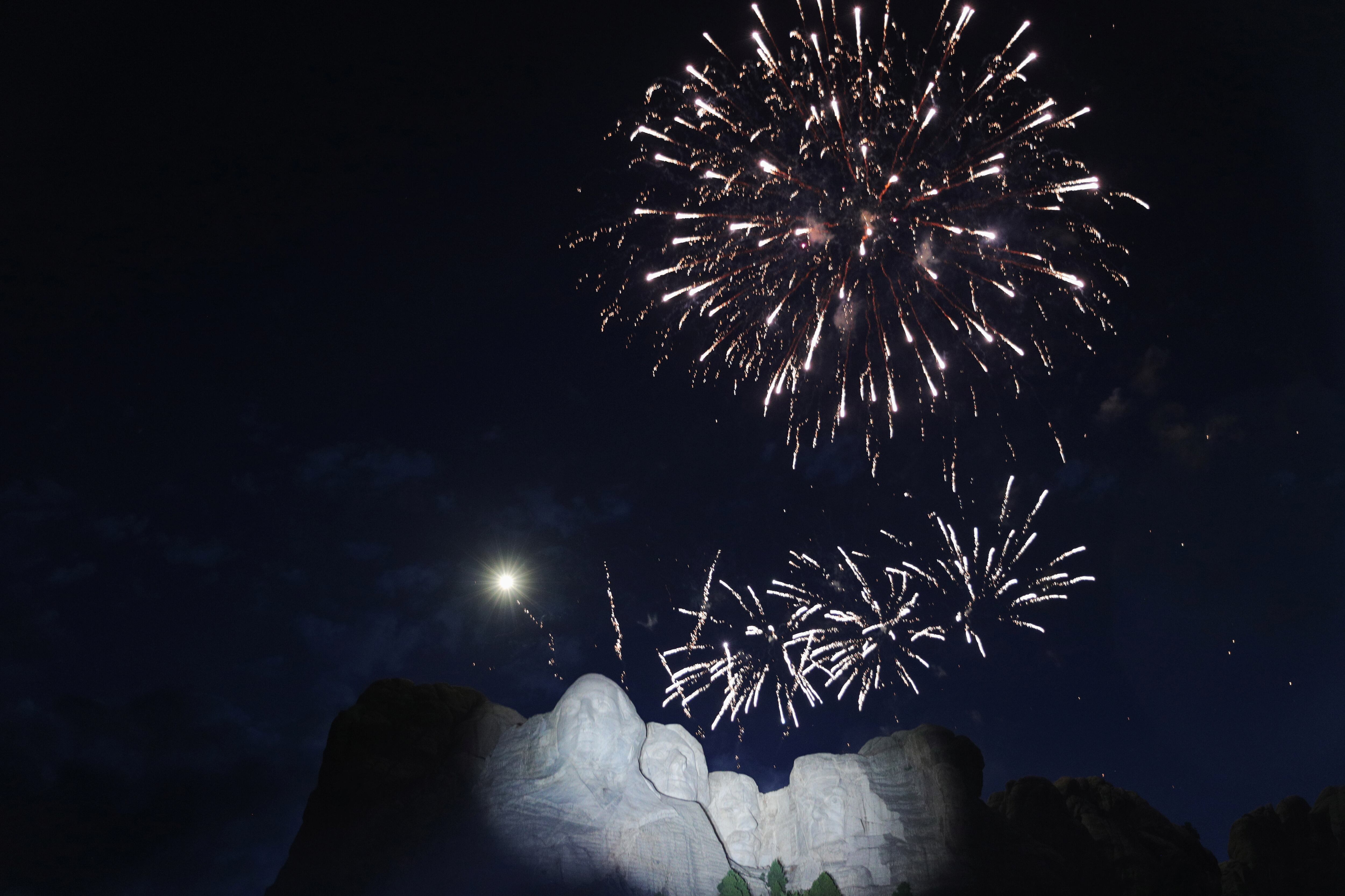 Las esculturas de los presidentes Washington, Jefferson, Roosevelt y Lincoln servirán de fondo histórico para las actividades del 250 aniversario nacional (REUTERS/Tom Brenner)