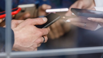 Realizaron transferencias bancarias sin su