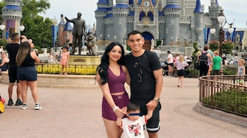 El jugador de Cruz Azul vacaciona junto a su familia en Disneylandia