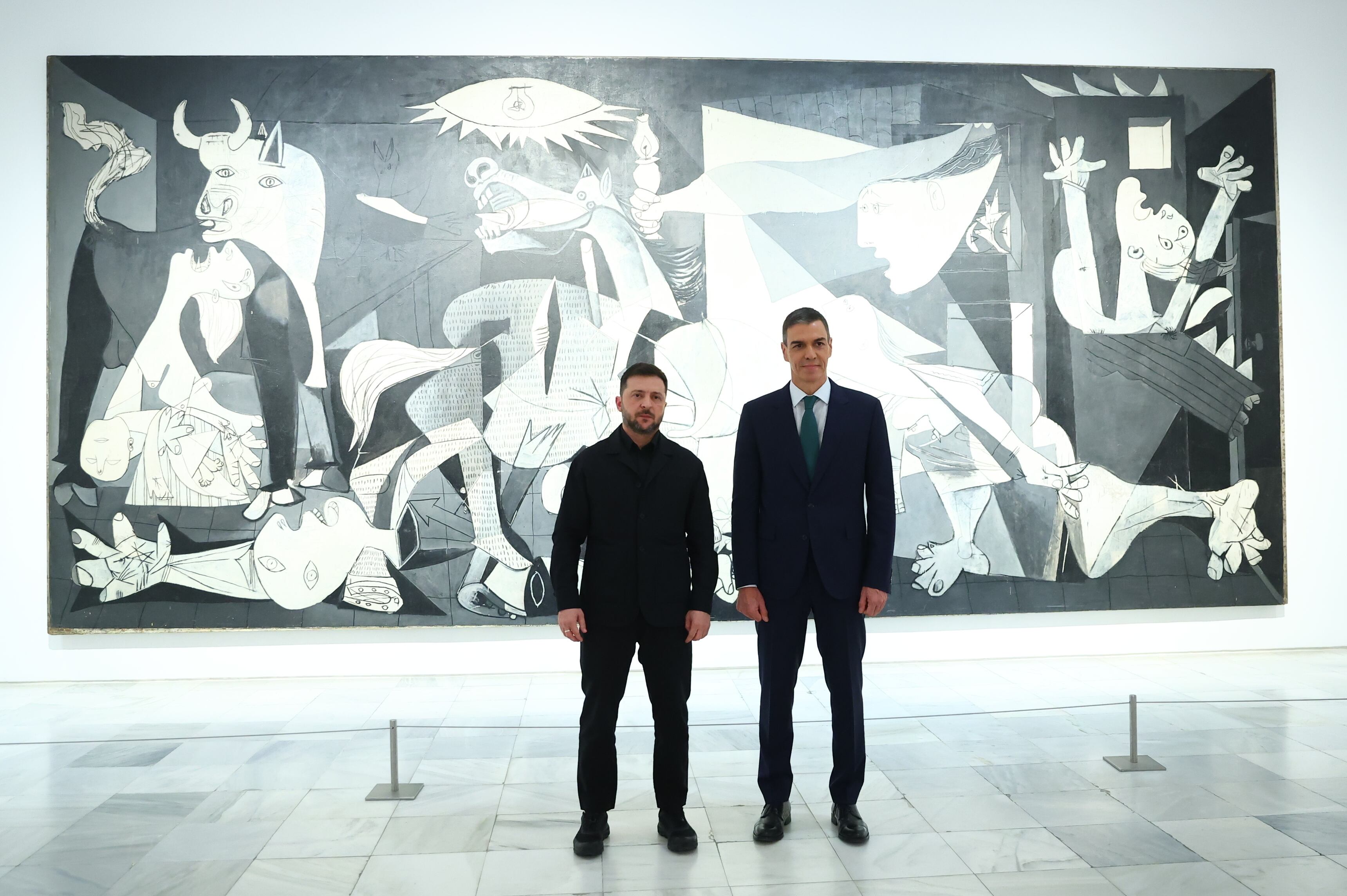 En la imagen, proporcionada por el gobierno español, el presidente ucraniano Volodymyr Zelenskyy posa con el presidente del gobierno de España, Pedro Sánchez, frente a “Guernica” de Pablo Picasso, en Madrid, el martes 18 de noviembre de 2025 (Gobierno de España vía AP)