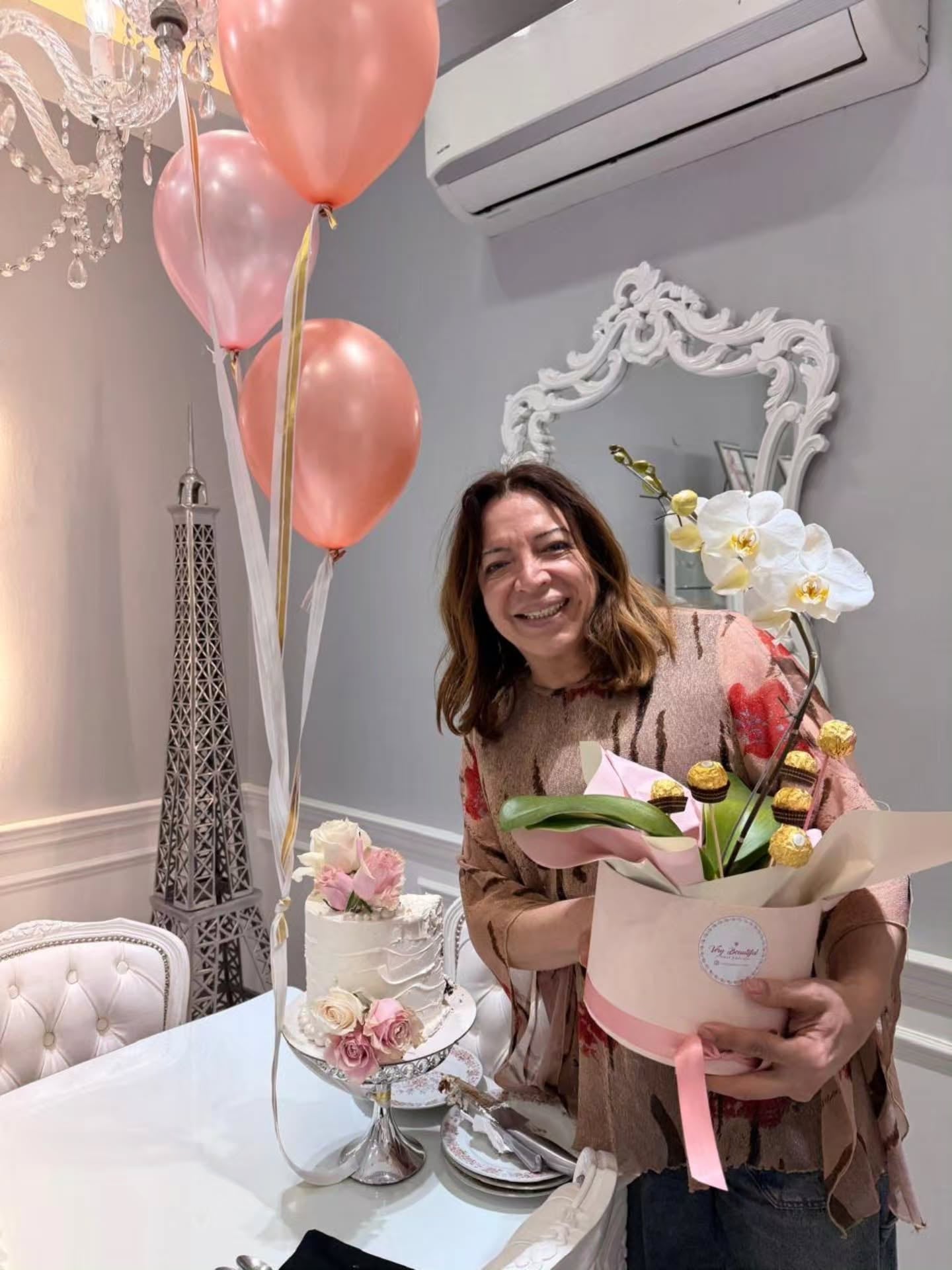 Un ramo de flores, una torta personalizada y globos rosas fueron los elegidos por Sebastián para homenajear a su esposa
