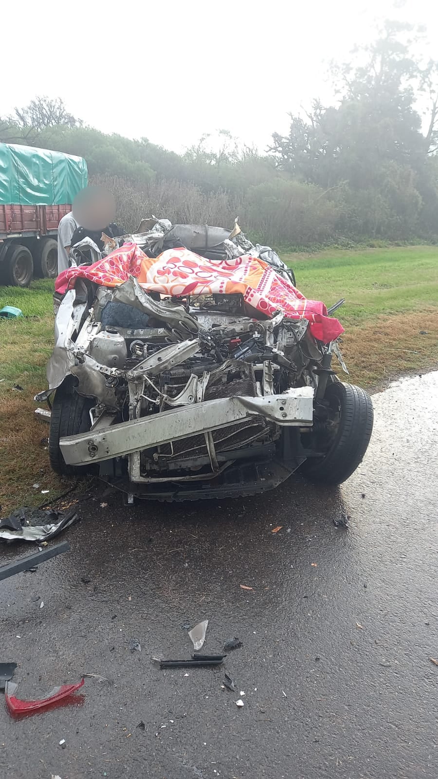 El choque entre un camión y un auto en la autopista Rosario-Santa Fe, a la altura de Monje, dejó dos muertos y una persona herida