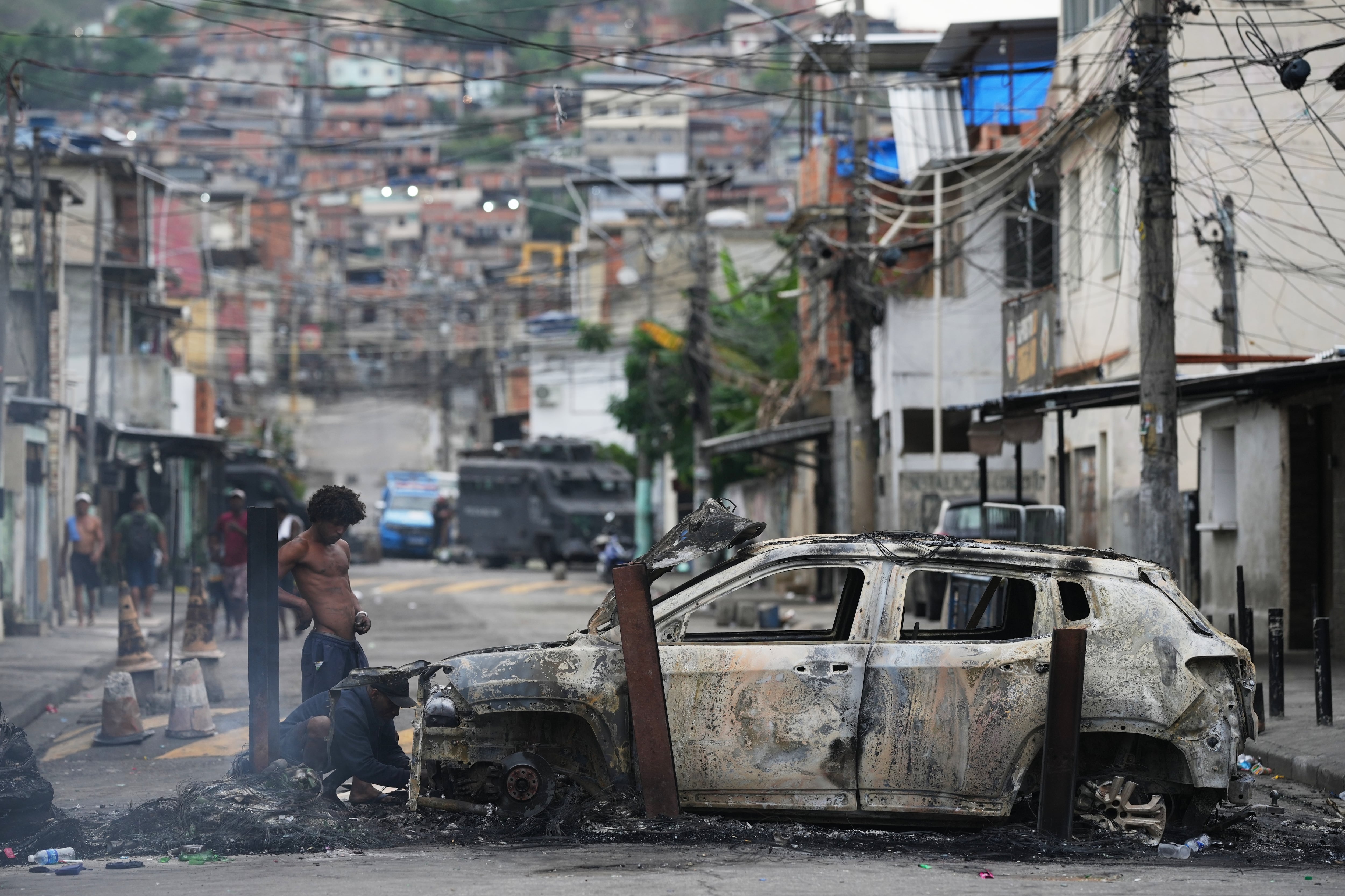 Un automóvil usado como barricada por narcotraficantes del Comando Vermelho durante un operativo policial en la favela Complexo do Alemao, donde opera. la organización criminal (Foto AP/Silvia Izquierdo)