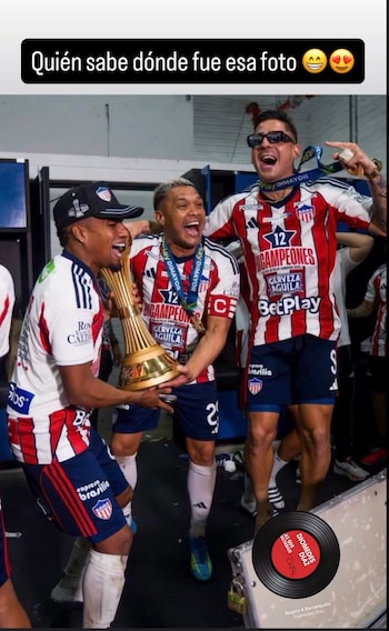 El capitán e ídolo del Junior de Barranquilla subió una publicación junto a Yeison Suárez y Guillermo Paiva levantando el título 12 del "Tiburón" en el camerino del Atanasio Girardot-crédito @teogutierrez/Instagram