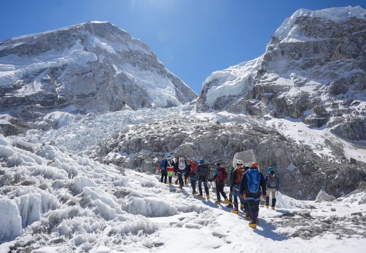 El ascenso al Everest desde Nepal está sujeto a permisos oficiales, logística compleja y exigencias físicas que requieren aclimatación y planificación previa. (Purnima Shrestha/Reuters)