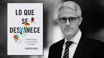 Portada del libro Lo que se desvanece de Alberto Ades junto al retrato de un hombre con traje, corbata y anteojos.