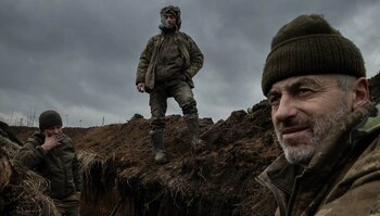 Soldados ucranianos en una trinchera