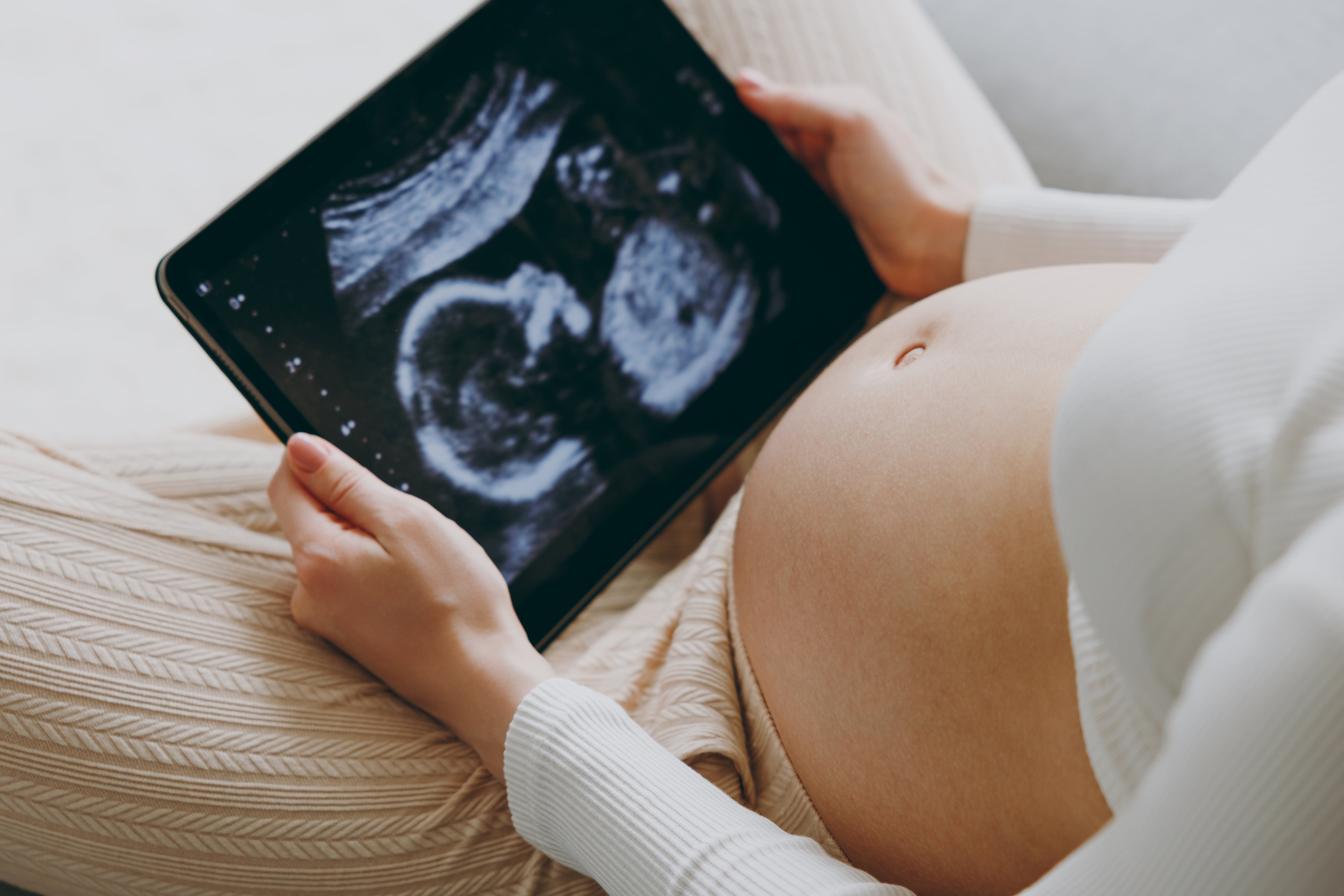 Feministas alertan sobre la ley de Feijóo y Ayuso: temen un retroceso en el aborto