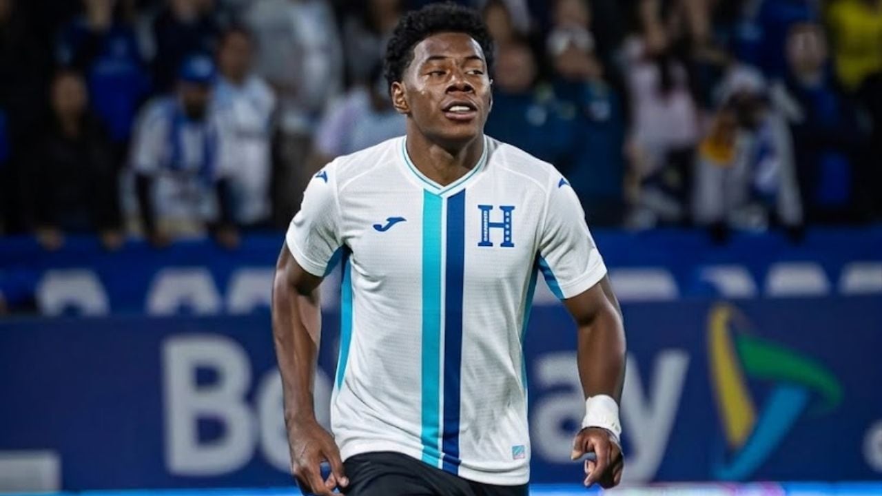 El delantero del conjunto suizo llegó de madrugada al país centroamericano con la intención de aportar al equipo nacional en la Liga de Naciones, destacando la importancia de mantener la humildad durante su crecimiento profesional. (Imagen de cortesía)