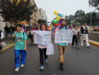 Cientos de personas recorren el Centro de Lima en la Marcha del Orgullo.