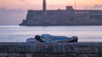 Sin luz y asfixiados por el calor, los cubanos abandonan sus casas cada noche para dormir a la intemperie