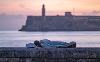 El Malecón de La Habana reúne a grupos de personas que buscan la brisa del mar para sobrellevar las noches sin electricidad. (YAMIL LAGE / AFP)