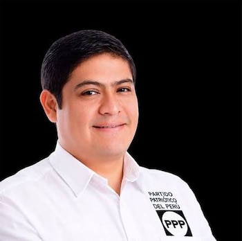 Retrato de Gianfranco Soriano Linares con camisa blanca que lleva el logotipo del Partido Patriótico del Perú sobre un fondo negro