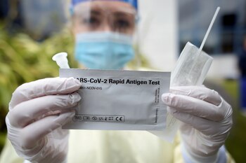 Una prueba de antígeno rápido, en Dublín, Irlanda, el 16 de junio de 2021 (REUTERS)