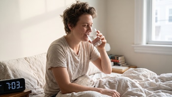 Tomar agua tibia al despertar: qué efectos tiene en tu metabolismo