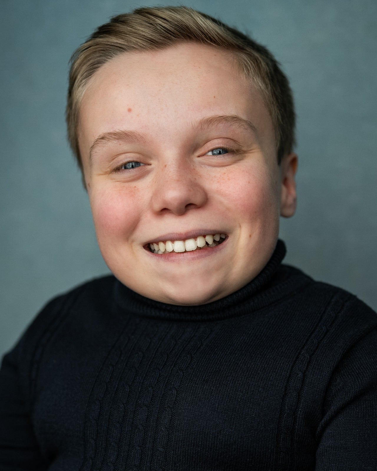 Lenny Rush dará vida a Dobby en la nueva adaptación televisiva de Harry Potter, un personaje que el actor confesó admirar como fan de la saga. (YellowBelly vía HBO Max)