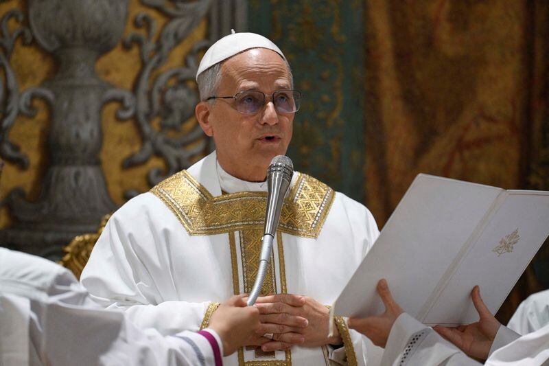 El papa León XIV dirige la misa en la Capilla Sixtina del Vaticano, 9 de mayo de 2025. Vatican Media/Simone Risoluti Handout via REUTERS