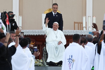 El Papa Francisco gesticula el día de la Santa Misa en la Explanada de Taci Tolu durante su viaje apostólico a Asia, en Dili, Timor Oriental.
