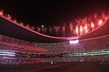 La pirotecnia estalla durante el medio tiempo del partido amistoso entre México y Portugal en el Estadio Azteca, el sábado 28 de marzo de 2026 (AP Foto/Eduardo Verdugo)
