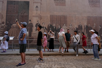 Turistas toman fotografías en el